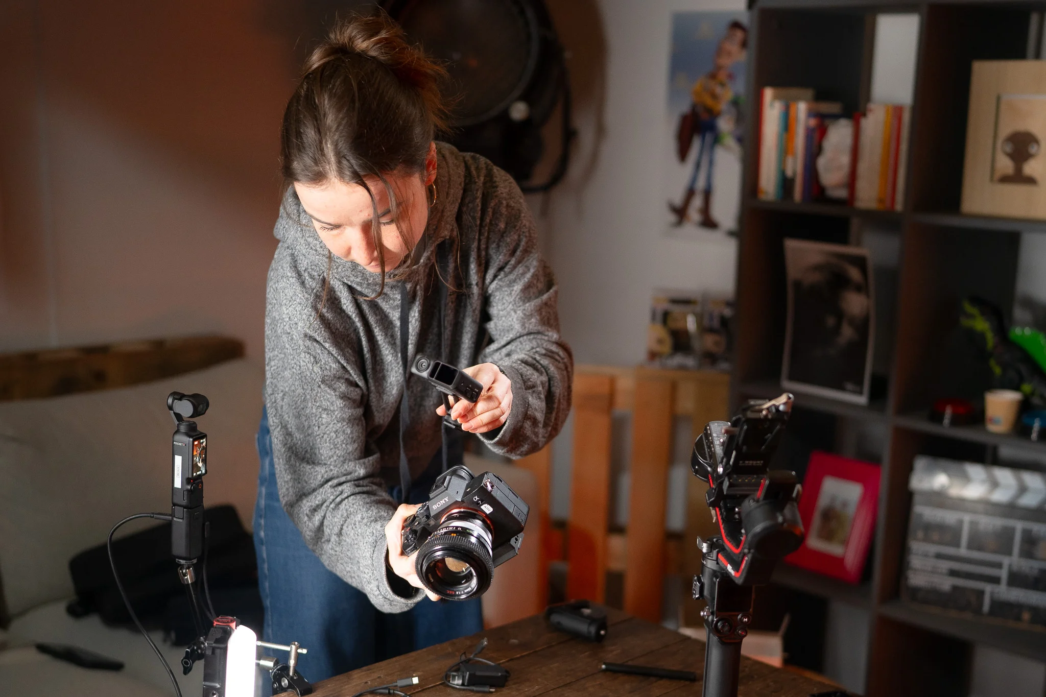 technicien cinema équipe une caméra